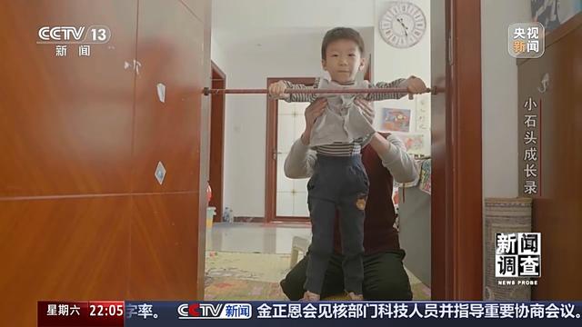 新闻调查丨70万一针救命药进医保 罕见病男孩上学了