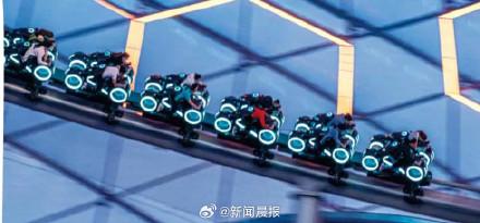 上海迪士尼创极速光轮限时全新红橙光效