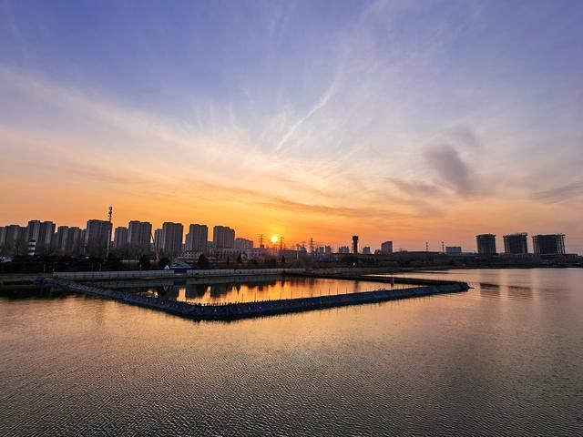 金光穿洞，满湖碎金！在北京每一天落日都美成画