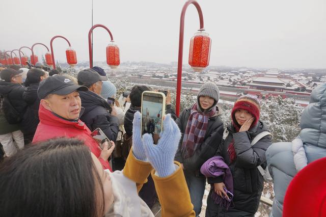 雪落景山万春亭，市民登高远眺赏美景