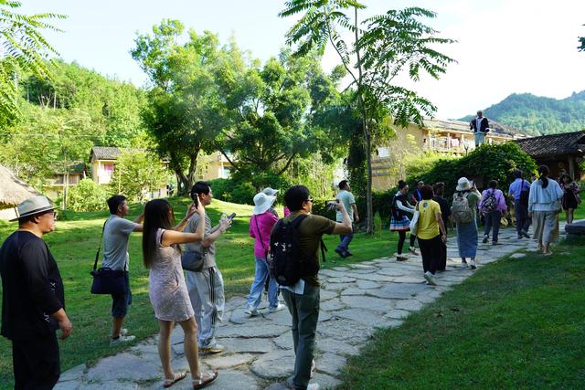 “超乎想象的美！”国际友人探寻荔波山水人文，“哇”声一片疯狂打call