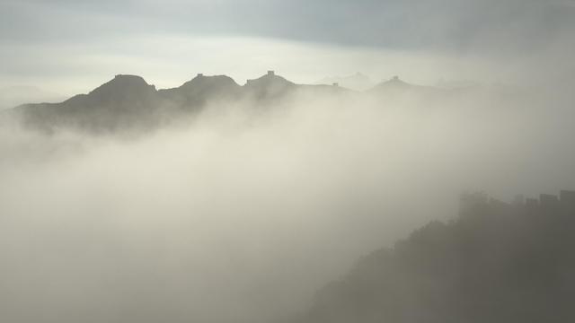 河北滦平：雨后金山岭长城惊现云海佛光景象