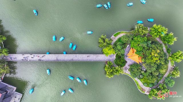 双节同庆引爆出游热潮 全国景点再现“人从众”