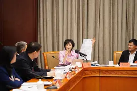 潮评丨大字版的药品说明书，藏着暖暖的心意图片