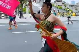 回天庭要迟到？马拉松惊现敦煌飞天女神，头戴两斤重发饰图片