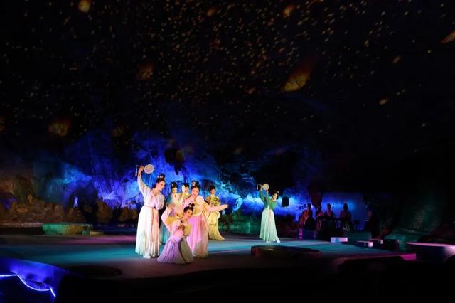 桂林芦笛岩溶洞藏星轨，文旅绽新颜：桂林之夜上演！