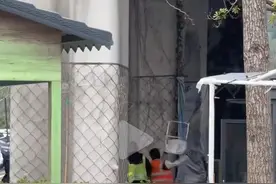外卖小哥骑车进公园送餐，保安阻拦并举凳砸人？公园回应图片
