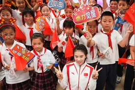 回到“金牌摇篮”光启小学，陈芋汐分享奥运感悟：为国争光的梦想让我选择坚持图片