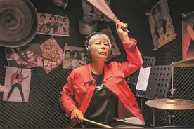 68-years-old Grandma Yang from a rural area has become a drummer图片