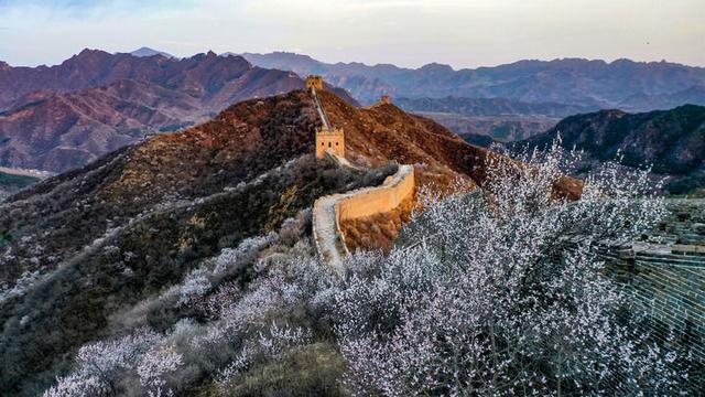 金山岭：地尽中原山，天挂秦时月