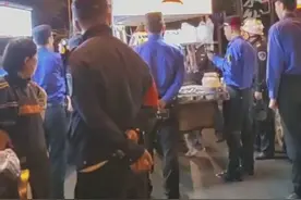 执法队员碰瓷流动商贩“假摔”？旁观女士：“你快起来，你别这样”图片