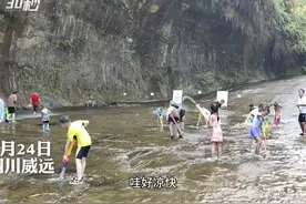 30秒｜持续高温天气 避暑胜地四川威远石板河旅游景区受欢迎图片