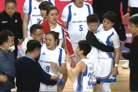 女篮也互殴了！大庆女篮频繁恶意犯规挑衅对手导致大规模冲突。警察入场维持秩序图片