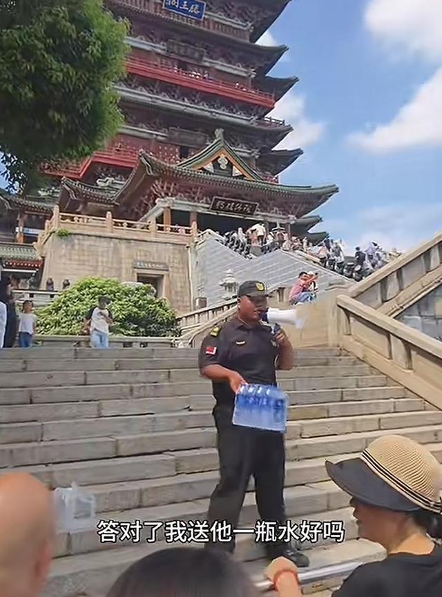 景区00后保安烈日下“控场”引网友爆赞，对话当事人：火的不是我，而是滕王阁和江西