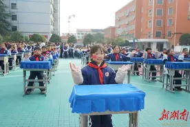 手舞青春，绽放精彩——娄底市第三中学附属实验学校举行庆元旦课桌手势舞比赛图片