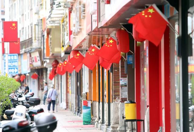 氛围拉满！古城刷屏了，最美中国红！