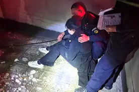 生死瞬间5秒钟   民警飞身救下轻生女子图片