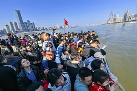 坐轮渡看长江两岸美景图片