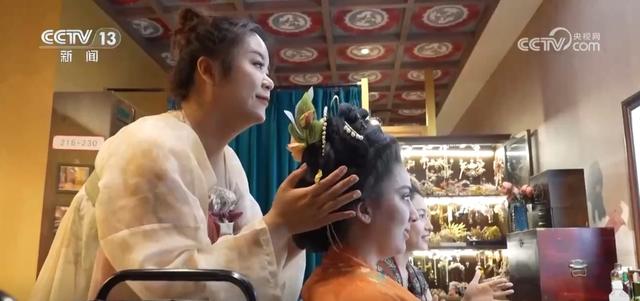 绾青丝着唐装、走进书中美景……传统文化生动“破圈”撬动消费澎湃活力