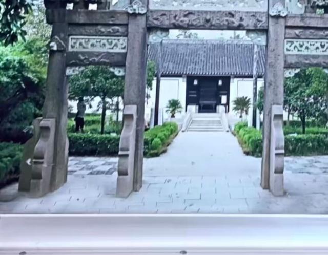 无锡地铁回应宣传图里疑有人小便