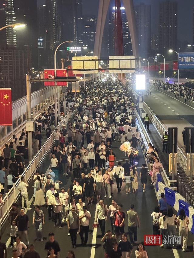 重庆又“宠客”，洪崖洞景区外封桥封路，游客提前一小时占位看亮灯