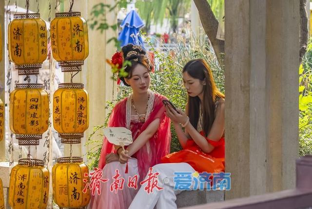 古城秋韵邂逅国潮，彰显文化自信和传统之美
