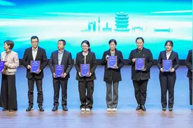 湖北银行荣登“金盾守护·诚信领航榜”图片
