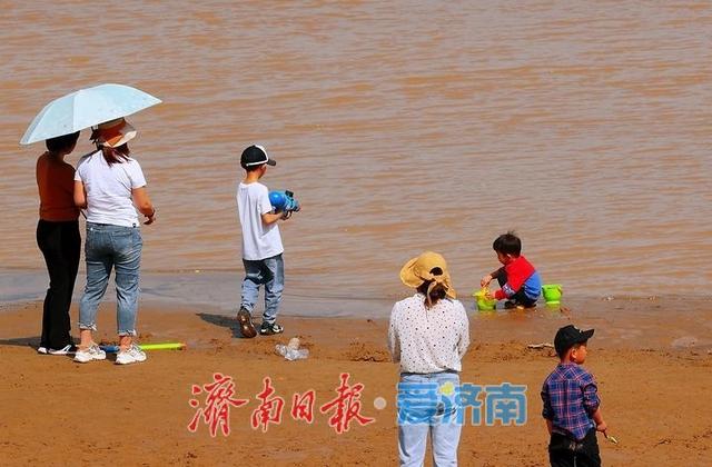 河边游玩 紧绷“安全弦”