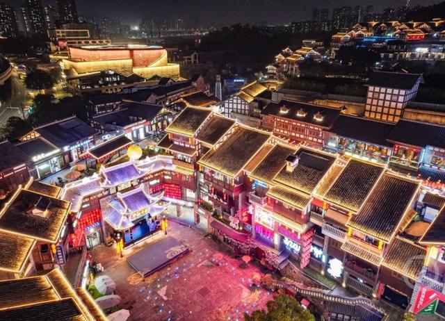 重庆磁器口“山海骐骥”灯会璀璨启幕，古镇夜色流淌神话光韵