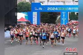中外3.2万人“三伏天”竞逐2024六盘水马拉松赛图片
