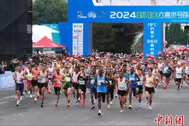 中外3.2万人“三伏天”竞逐2024六盘水马拉松赛图片