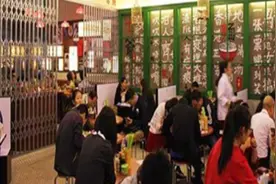 7位“古惑仔”开面馆，48元1碗，排队到炸裂，食客：这价格实惠图片