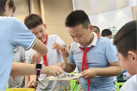 “我们搭建的塔台能承受58个钩码”，小学生在跨学科学习中锤炼综合素养图片