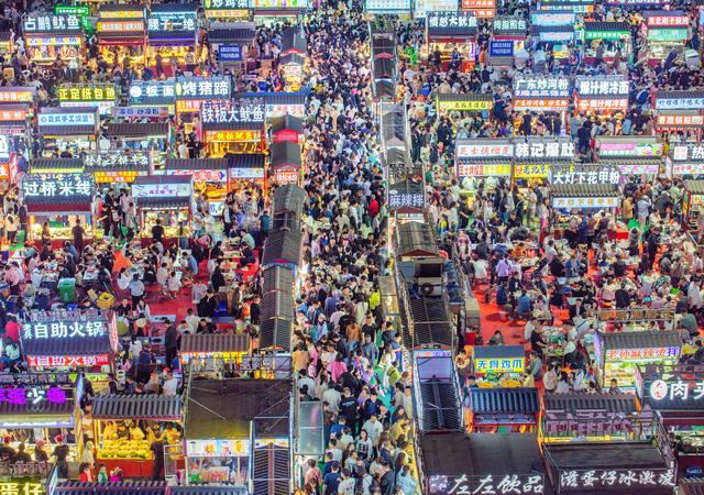 停车场里的“赛博”盛宴：一座华北古城以夜市激活夜经济