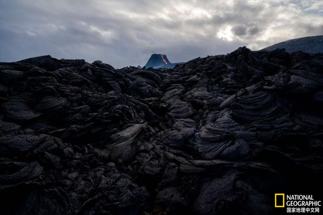 火山爆发24小时后，航班售罄，他们冒着生命危险要和岩浆合影