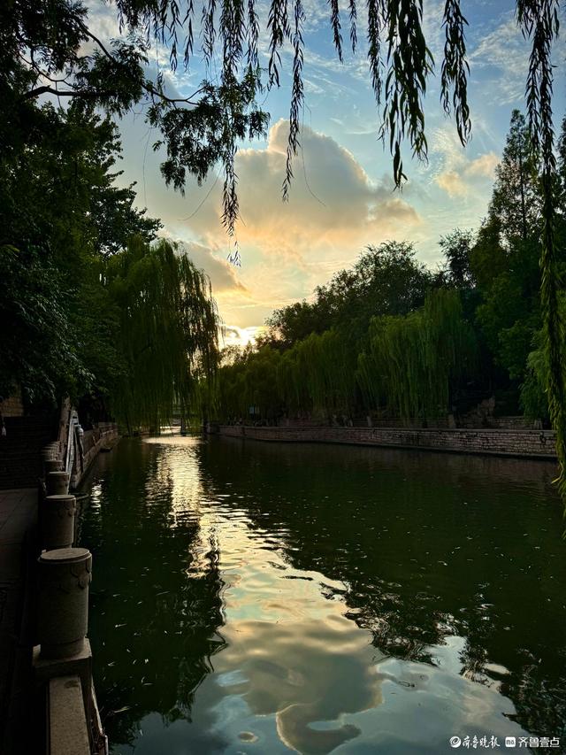 夕阳下的黑虎泉护城河