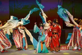 名家满台共献戏曲之美，余音绕梁同赴文学之约，“文学与戏曲之夜”璀璨点亮长江文学周图片