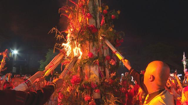 火光照亮茶马古道 市民游客齐聚束河共庆火把节