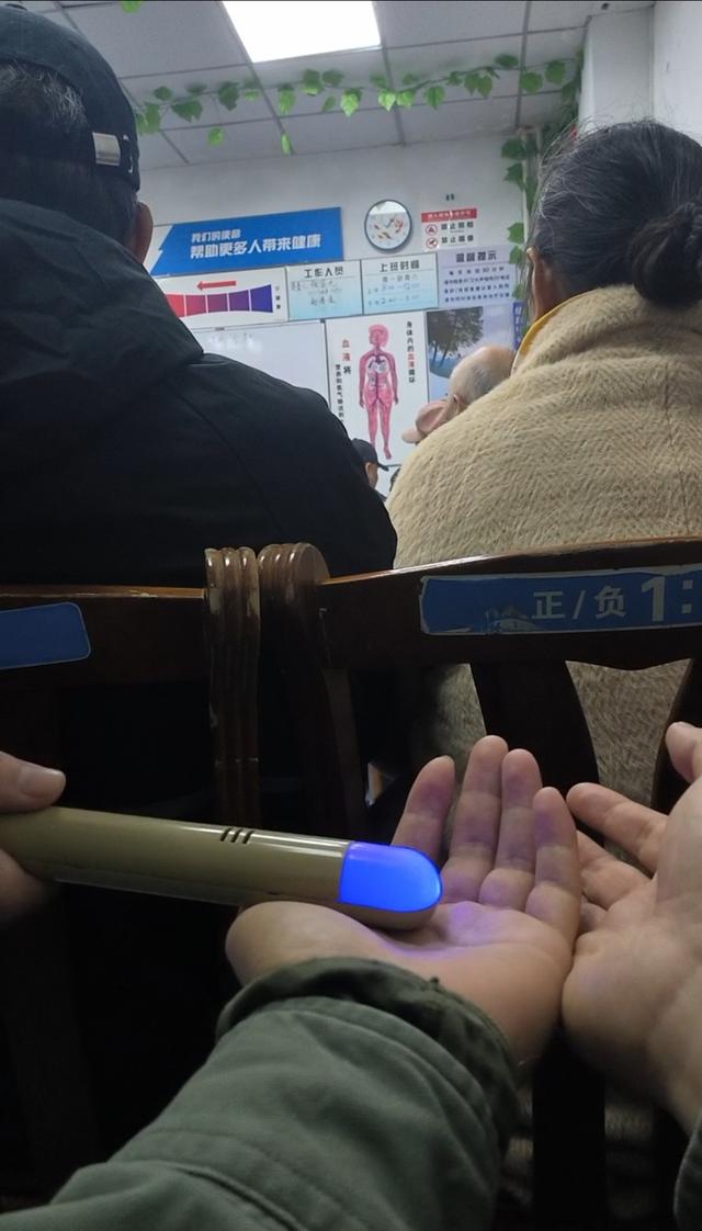 天价“高压电疗仪”瞄准老年人：夸大疗效引流，制造焦虑推销