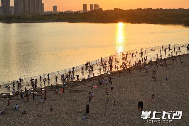 组图｜松雅湖金沙银滩：落日熔金里的人间烟火