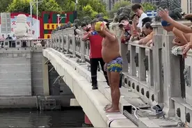 天津大爷海河跳水成网红景点 当地：海河禁止跳水、游泳 已组织巡逻和劝导图片