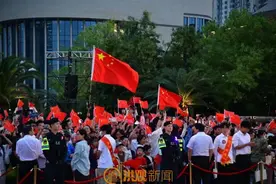 今晨的八一广场！太燃了图片