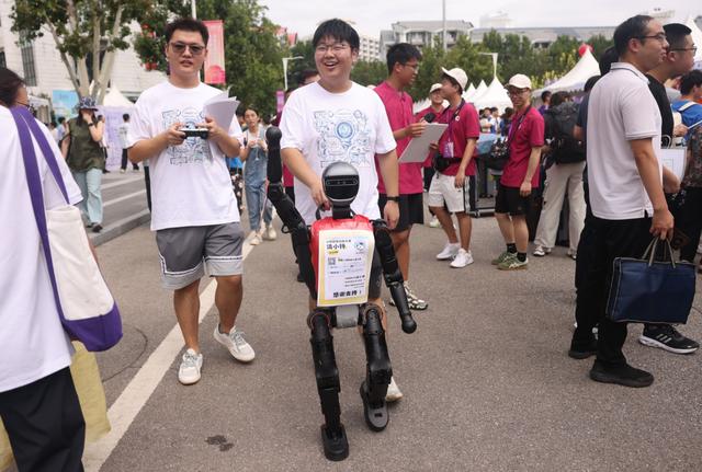新闻8点见丨“傻孤儿”的二十六个“家”；清华火神队机器人迎新