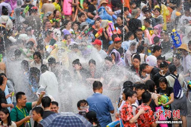 海南保亭：数万民众嬉水狂欢庆“七夕”