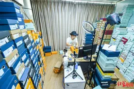 直播卖女鞋3年多，“腿毛哥”不愿再当库管员，已自立门户继续播图片