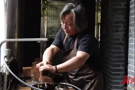 常德市古琴制作非遗传承人李秋海，知天命之年找到人生的事业—— 且将心事付瑶琴图片