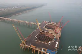 有“底”了！枝江长江大桥南主塔施工实现重大突破图片