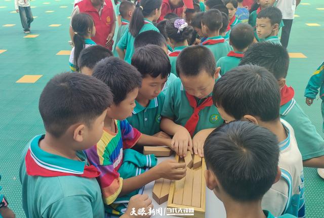 长顺县科普大篷车进校园，让科学种子生根发芽
