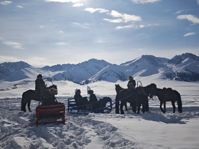 夏季不缺游客的赛里木湖、那拉提景区，也开始“卷”冬季旅游了
