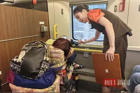 4名轮椅旅客乘高铁遭遇“出行难”，列车员全程暖心照顾图片